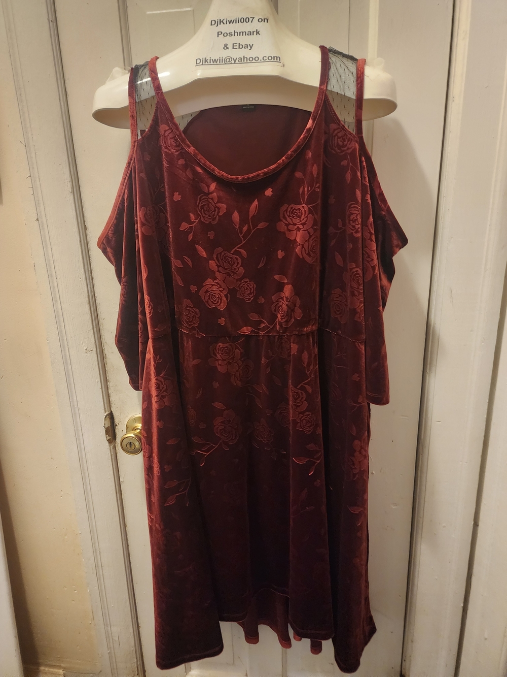 4x [Torrid x Disney] Minnie Mouse Embossed Burgundy Cold Shoulder Dress